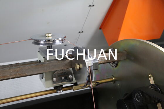 Maszyna do skręcania podwójnego skrętu, skonstruowana z wytrzymałych materiałów, łuku z włókna węglowego i precyzyjnego przesuwu dla trwałego skręcania drutu