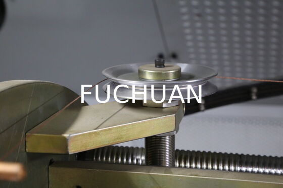 Maszyna do skręcania podwójnego skrętu, skonstruowana z wytrzymałych materiałów, łuku z włókna węglowego i precyzyjnego przesuwu dla trwałego skręcania drutu